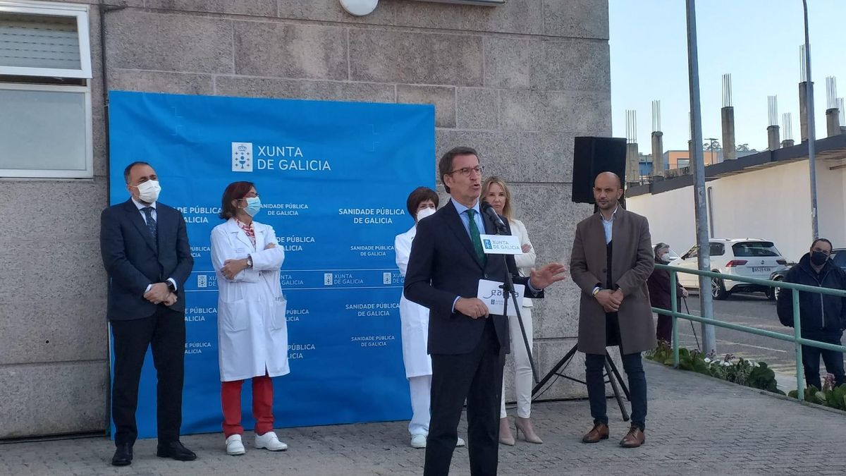 El líder del PP y presidente de la Xunta, Alberto Núñez Feijóo, visita un centro de salud en O Porriño (Pontevedra), donde atiende a los medios de comunicación.