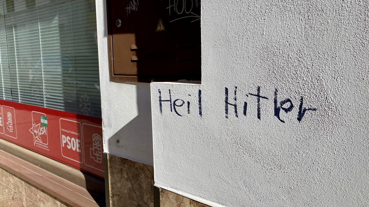 Vandalizan con proclamas y simbología nazi la sede del PSOE en Peñarroya-Pueblonuevo.