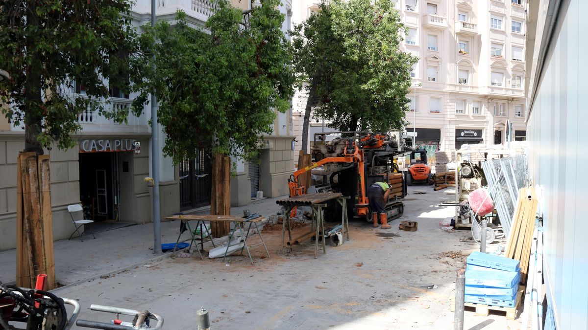 Los vecinos desalojados por el socavón del Putxet denunciarán al Ayuntamiento de Barcelona y a la Generalitat