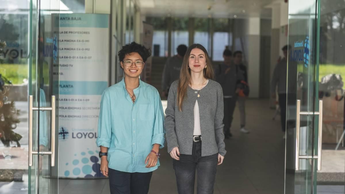 Dos alumnos en el campus de la Universidad Loyola