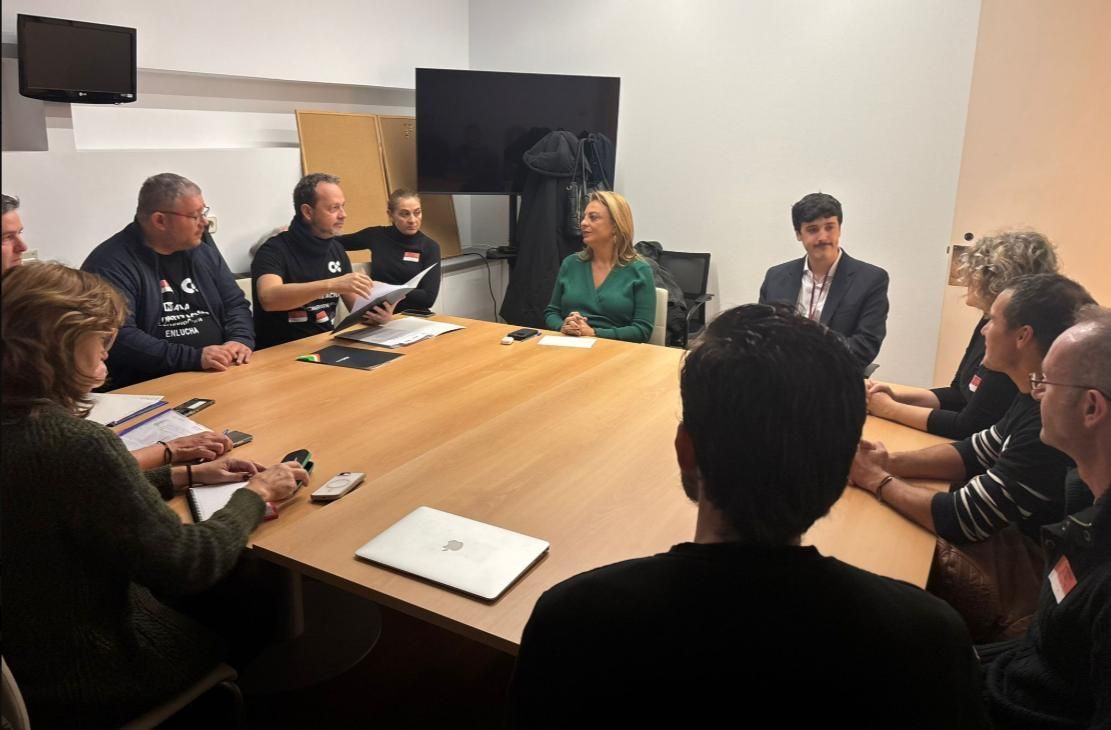 Integrantes de la Plataforma RTVs Públicas en Lucha este miércoles con Cristina Valido.