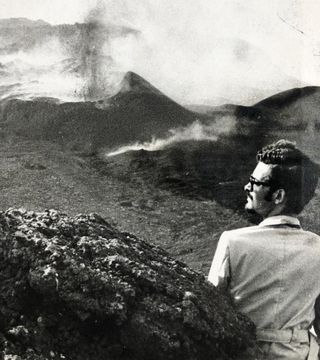El periodista Ángel Tristán, hace 50 años, con el volcán Teneguía a unos 500 metros
