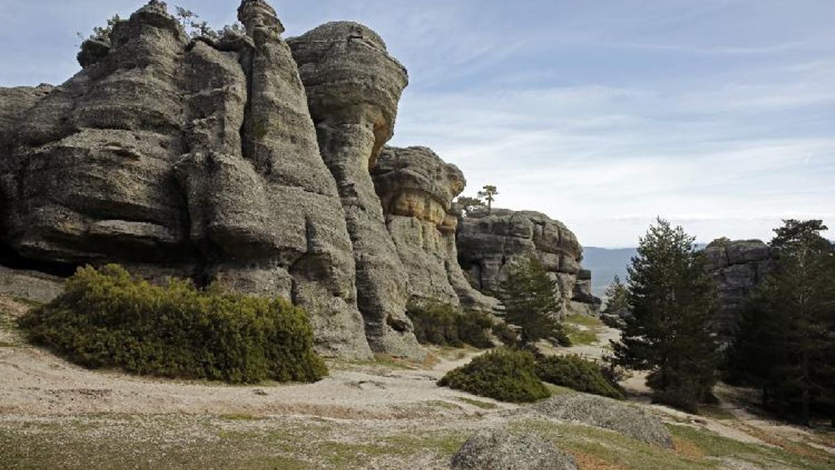 Las gargantas, fachadas y torres de este curioso paraje soriano que puedes encontrar a pocos kilómetros del nacimiento del Duero