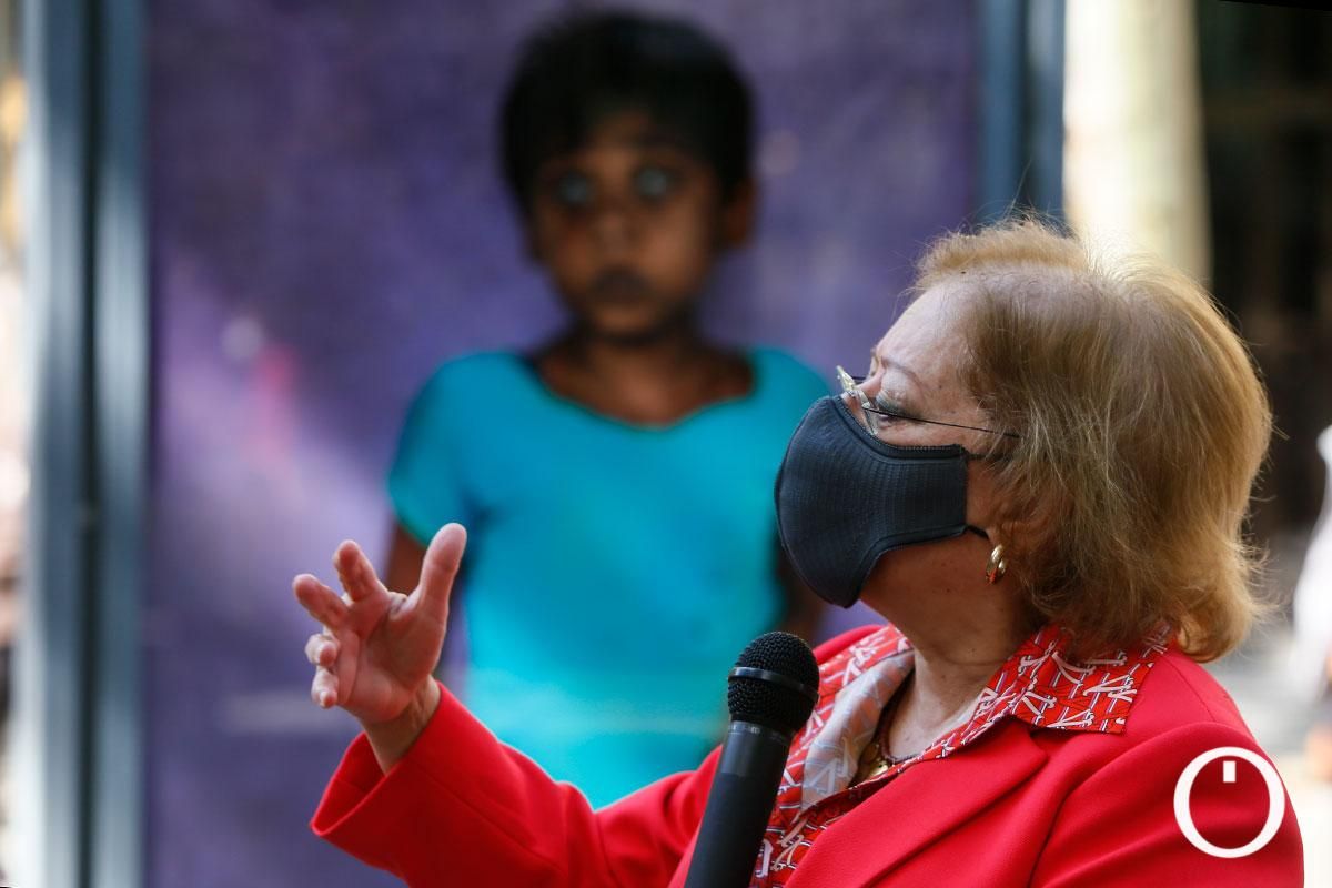 Cristina García Rodero explicando su exposición el Bulevar Gran Capitán