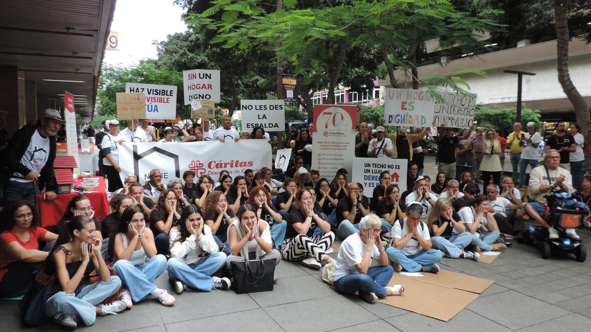 Concentración en Las Palmas de Gran Canaria por las personas sin hogar.