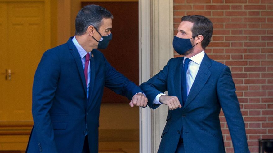 El presidente del Gobierno, Pedro Sánchez (i) y el presidente del PP, Pablo Casado, se saludan con el codo en el Palacio de Moncloa, antes del inicio de su reunión, en Madrid (España), a 2 de septiembre de 2020.