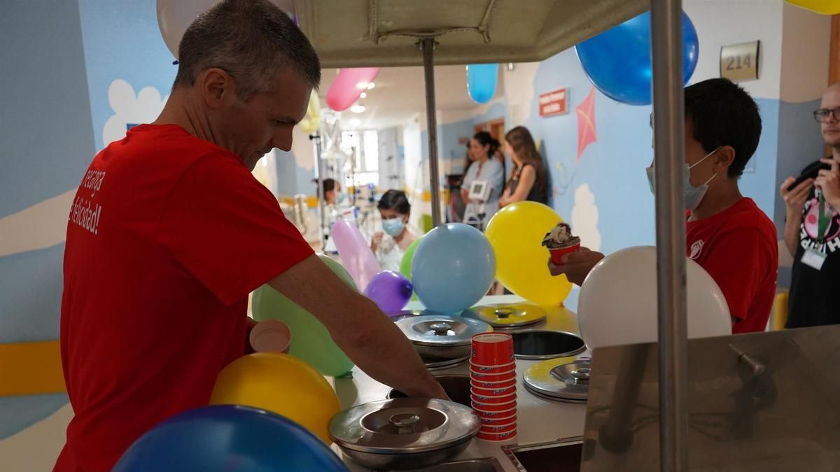 Diez años repartiendo helados entre los pacientes del Hospital Reina Sofía de Córdoba