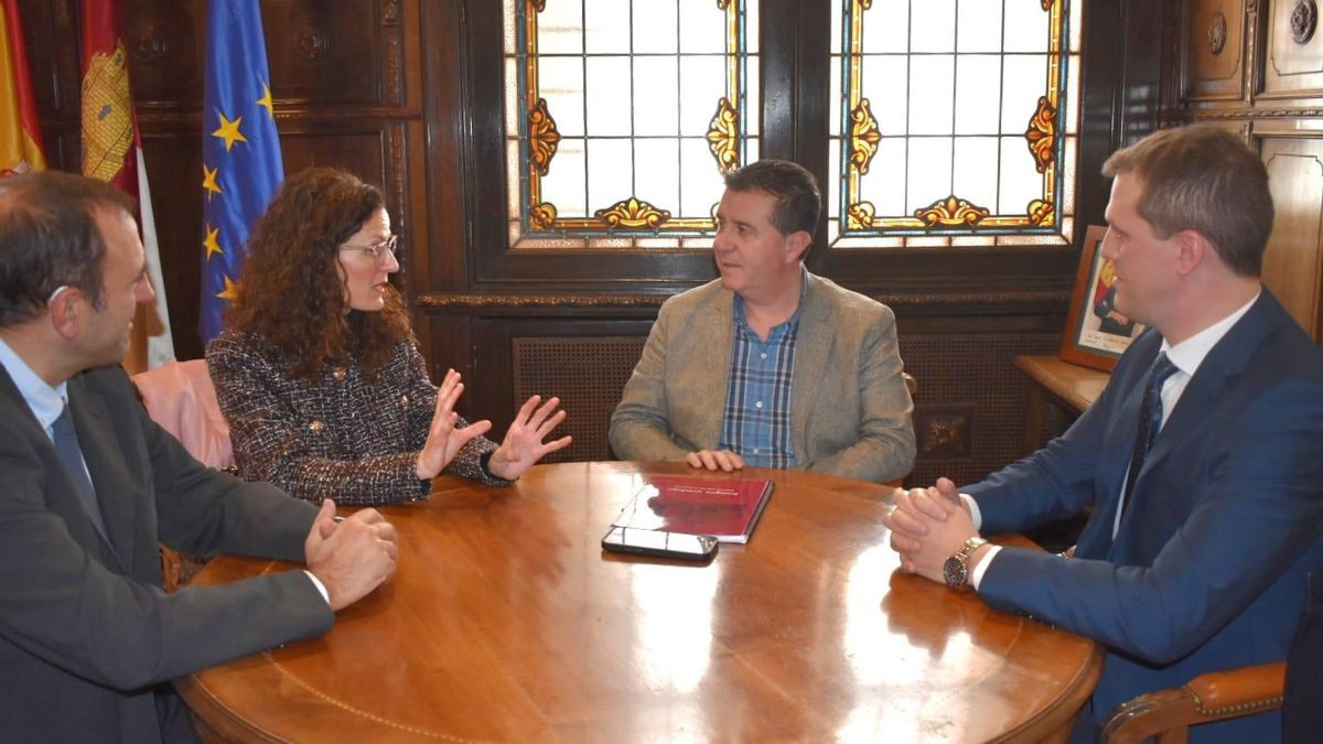 Cabañero se reúne con Amelia Quintero y Daniel García