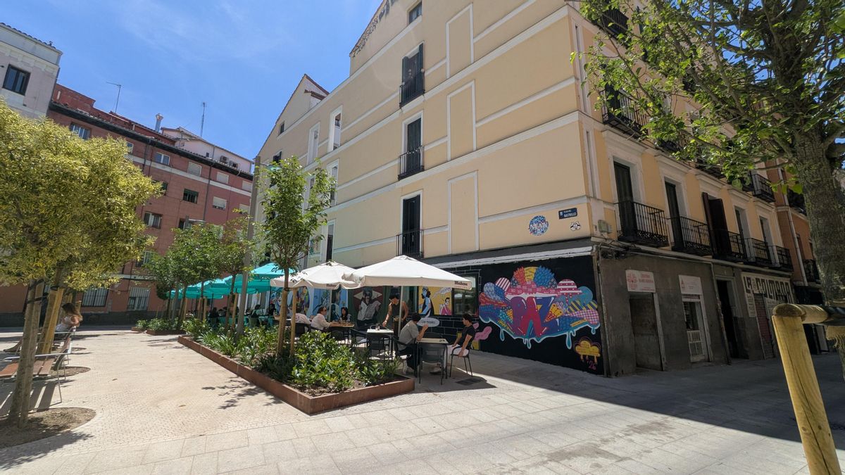 Terrazas y zonas verdes en la renovada plaza del Rastrillo