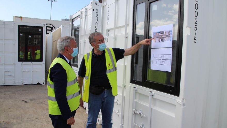 Las primeras viviendas tipo 'contenedor' para afectados por el volcán llegan a La Palma