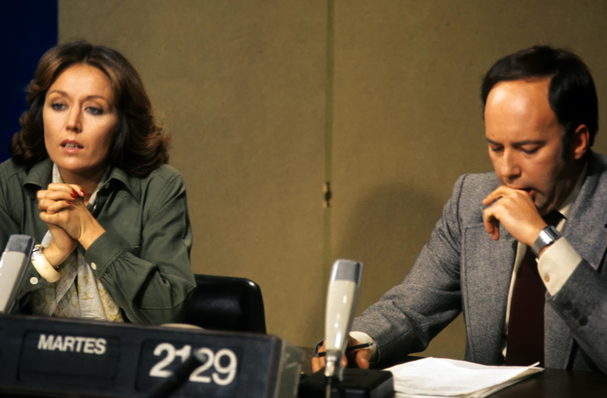 La periodista Rosa María Mateo junto al periodista José Antonio Silva durante un acto público (1 de enero de 1970)