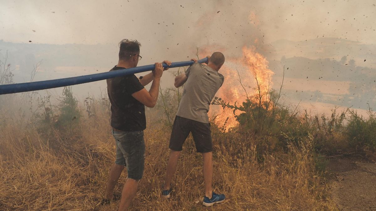 Vecinos intervienen en la extinción del incendio declarado en Obanos el 18 junio de 2022.