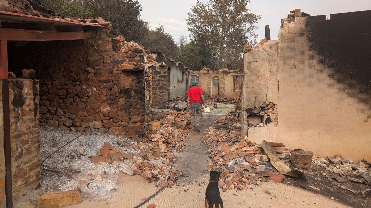 Una vivienda calcinada en El Barrio de Castrocalbón