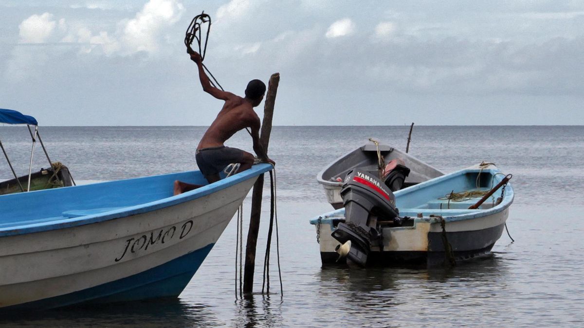 Un pescador amarra un bote a las afueras de Puerto España (Trinidad y Tobago) en una foto de archivo.