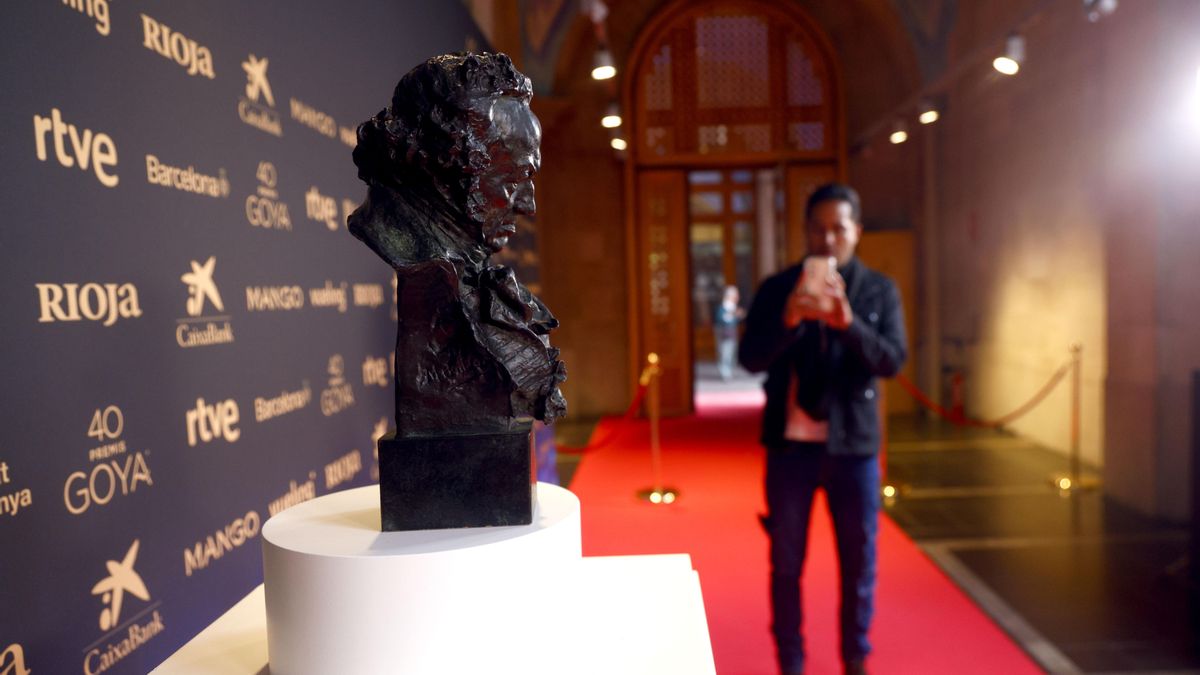 El Ayuntamiento de Barcelona, con motivo de la celebración de la gala de los Premios Goya en la ciudad, ha instalado la estatuilla de los Goya junto a un photocall.