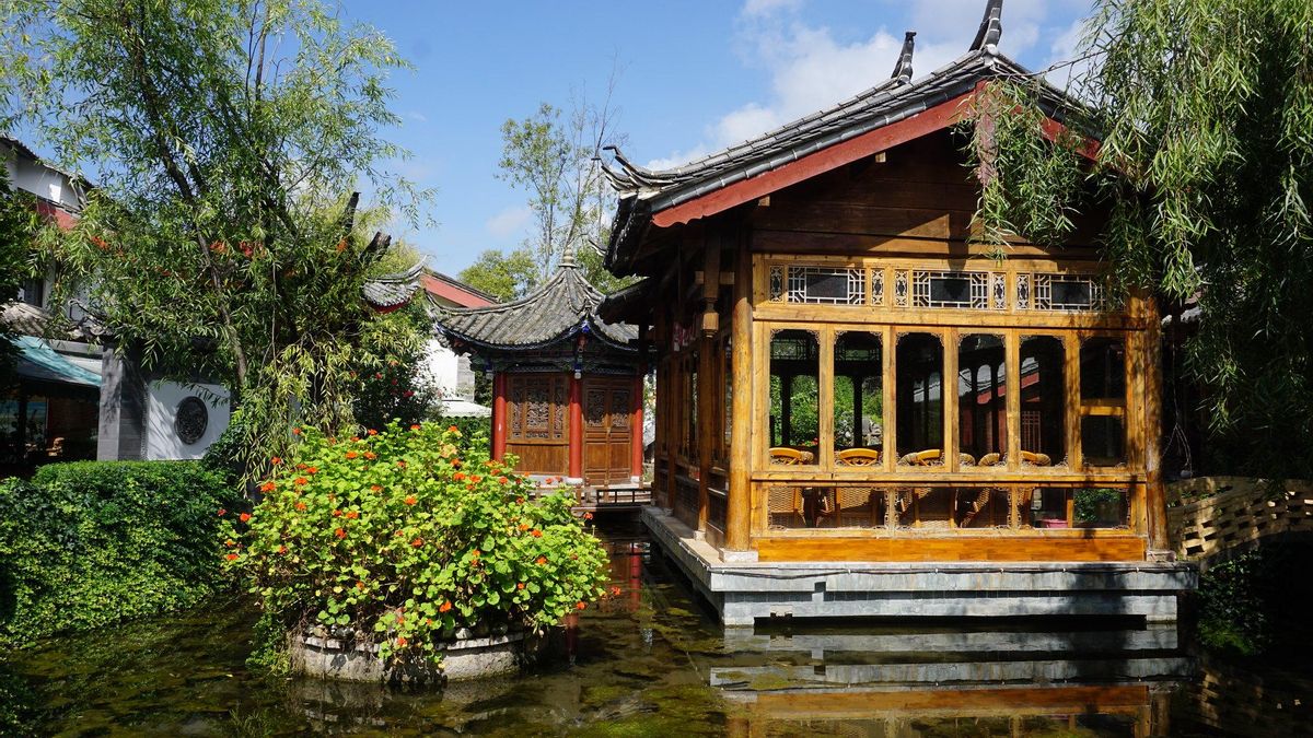 Pabellón de madera en un canal de Shuhe.