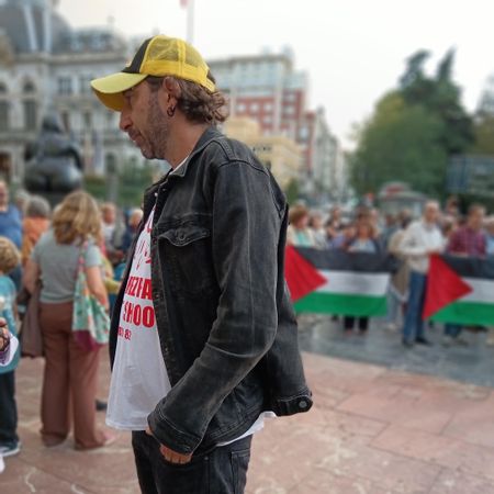 Manu Brabo participó en la concentración de la Plaza de la Escandalera de Oviedo.