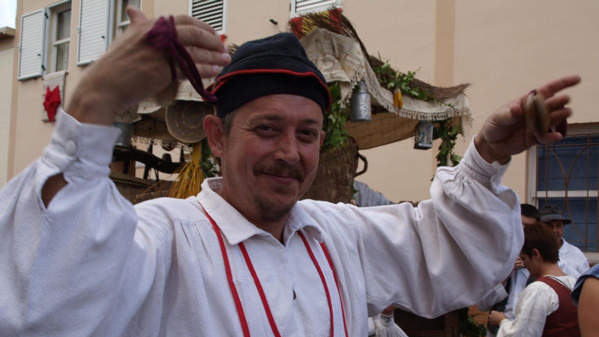 Adalberto hereda las castañuelas de su bisabuelo Gregorio Pérez (1865-1943)