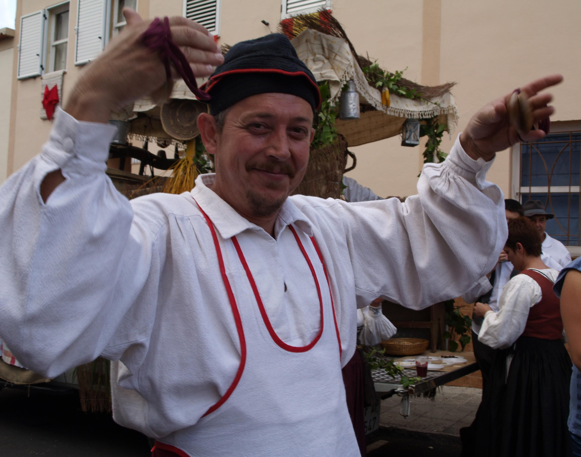 Adalberto, heredero del par de castañuelas de su bisabuelo Gregorio Pérez.