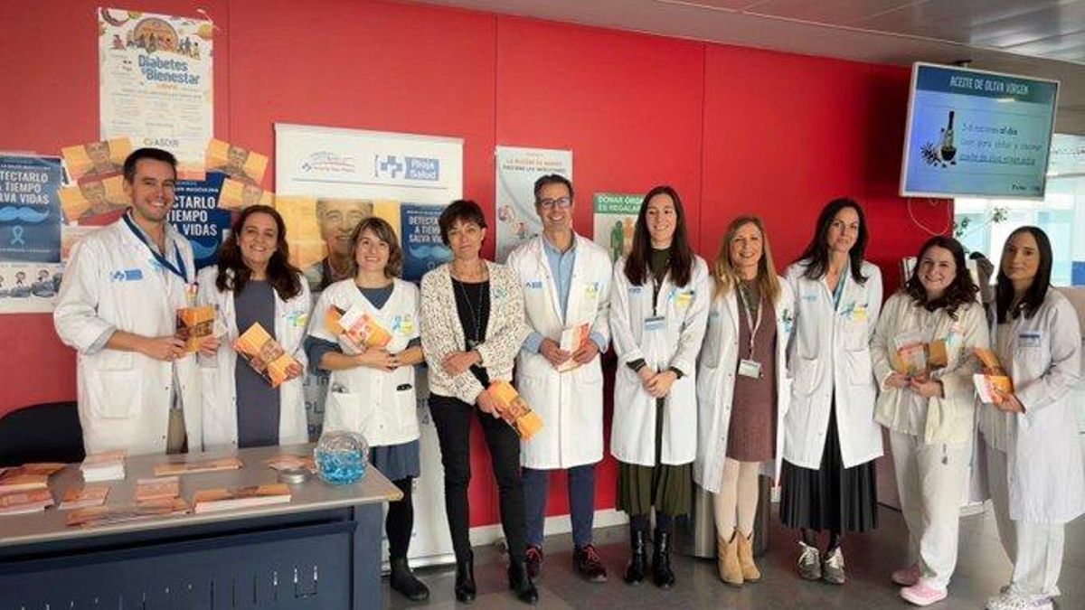 El 'movember' llega al Hospital San Pedro: profesionales de urología tratan de concienciar sobre el cáncer de próstata