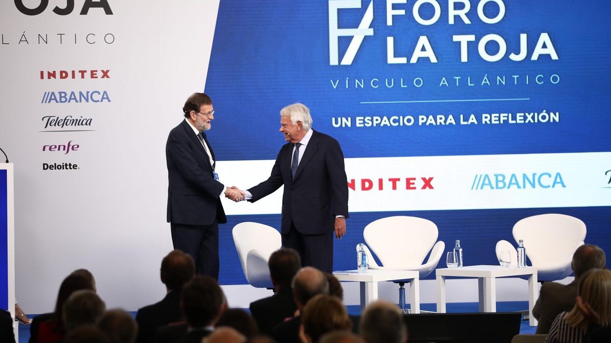 Archivo - Los expresidentes de Gobierno Mariano Rajoy (i) y Felipe González (d) se dan la mano antes de la conversación sobre las ‘Tres miradas sobre España’ durante la segunda jornada del Foro La Toja en O Grove (Pontevedra/Galicia/España), a 4 de octubr