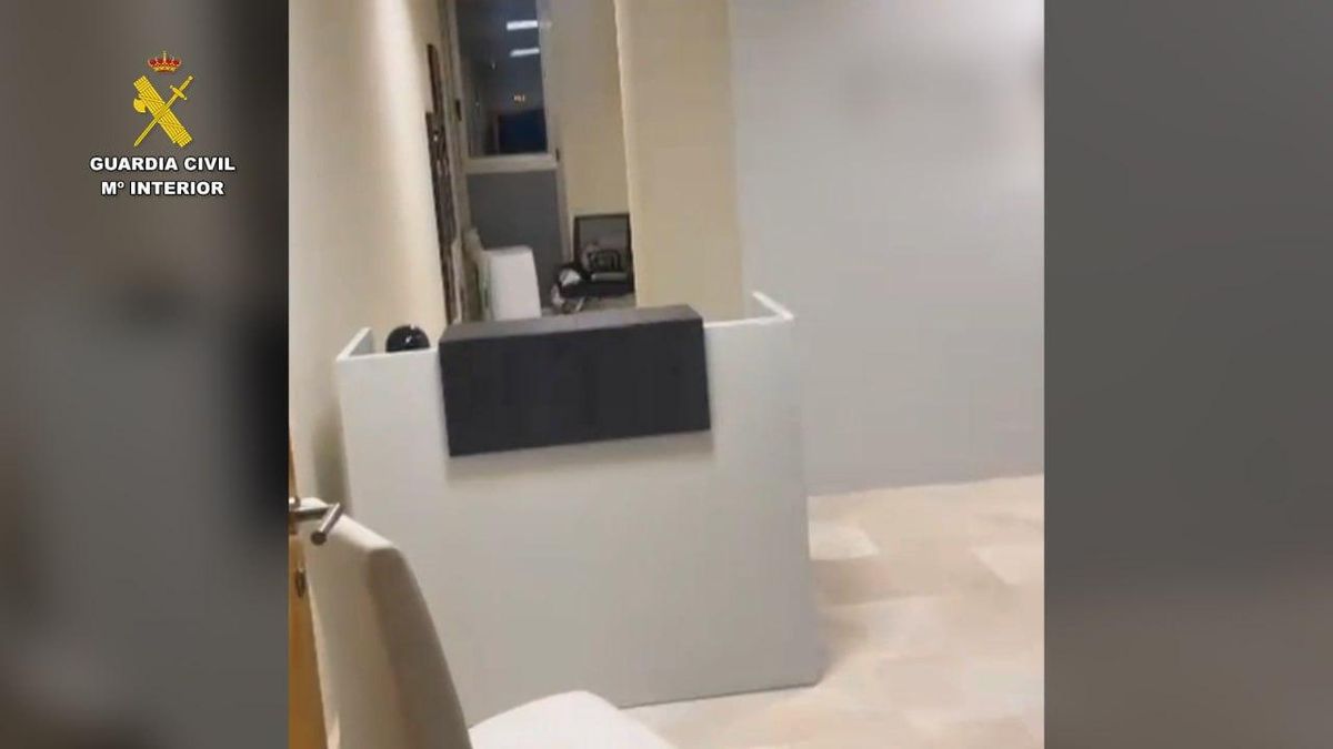 Interior de la clínica estética clandestina que la Guardia Civil precintó en Los Barrios, Cádiz