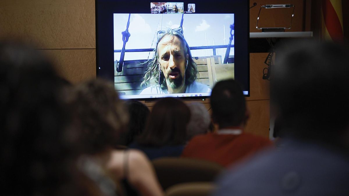 El diputado de Compromís en Les Corts Valencianes Juan Bordera ofrece una rueda de prensa desde la Flotilla de la Libertad rumbo a Gaza.