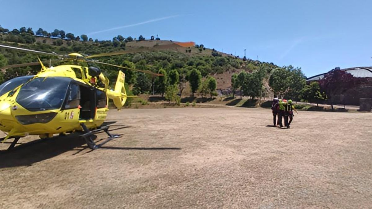 La víctima tras aterrizar en el helicóptero de Emergencias de la Junta en Riaño.