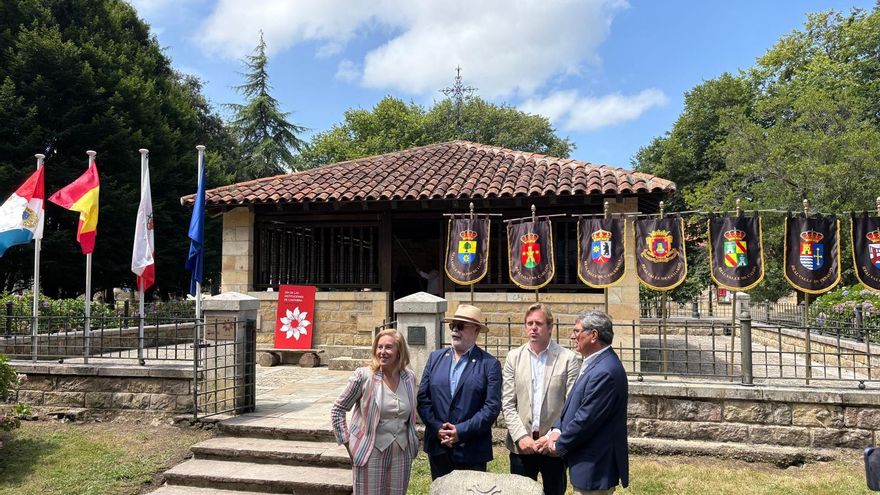 La presidenta del Parlamento entrega la bandera de Cantabria al alcalde de Reocín