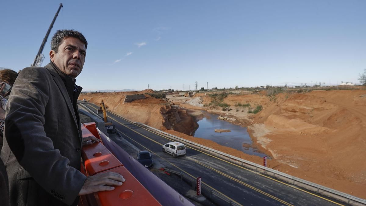 El president de la Generalitat, Carlos Mazón, este sábado las obras de reparación del viaducto de la CV-36, que resultó gravemente dañado por la dana del pasado 29 de octubre
