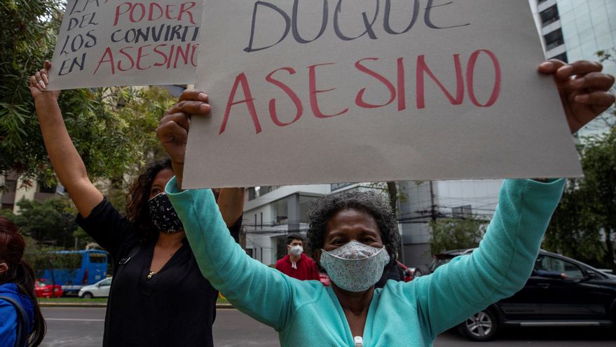 Colombianos protestan frente a su embajada en Quito al grito de "Resistencia"