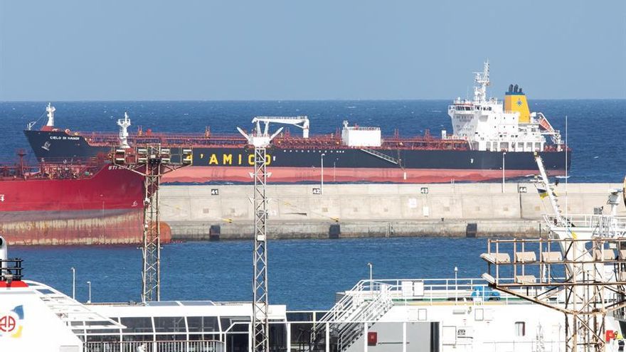 Sanidad investiga si otros dos marineros contagiados de COVID-19 en un petrolero fondeado en Gran Canaria tienen la cepa india