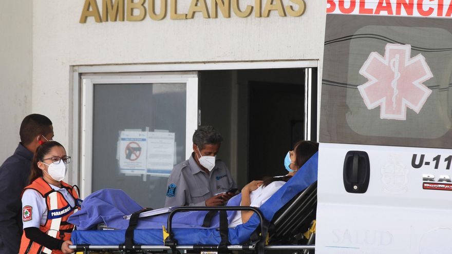Paramédicos ingresan a una paciente con síntomas de covid-19 al Hospital General de Ciudad Juárez, estado de Chihuahua (México). EFE/Luis Torres