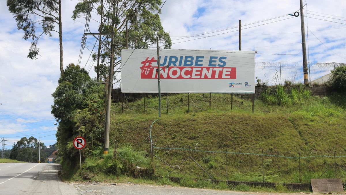 Valla publicitaria en la que se lee “#UribeEsInocente” en Medellín.