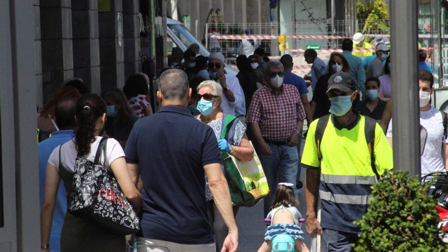 Varias personas pasean este viernes por una calle de Ceuta. EFE/Reduán/Archivo