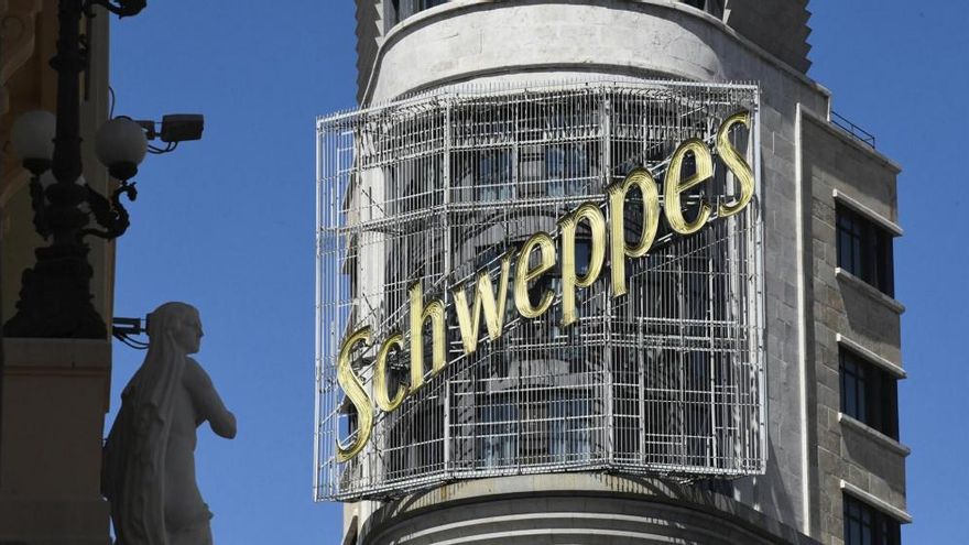 El cartel apagado en primer plano. Puede apreciarse el cambio en la tipografía y el paso de mayúsculas a minúsculas (con excepción de la "S" inicial) entre la imagen anterior y esta.