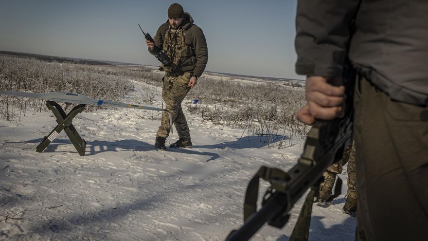 El dron de vigilancia preparado antes de su lanzamiento en la operación de la unidad Taifun, mientras el comandante Barba no se despega de su ametralladora, por si acaso se aproxima un dron ruso durante la operación.