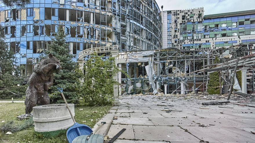 Imagen de archivo de los bombardeos rusos en la ciudad de ucraniana de Járkov. EFE/EPA/SERGEY KOZLOV