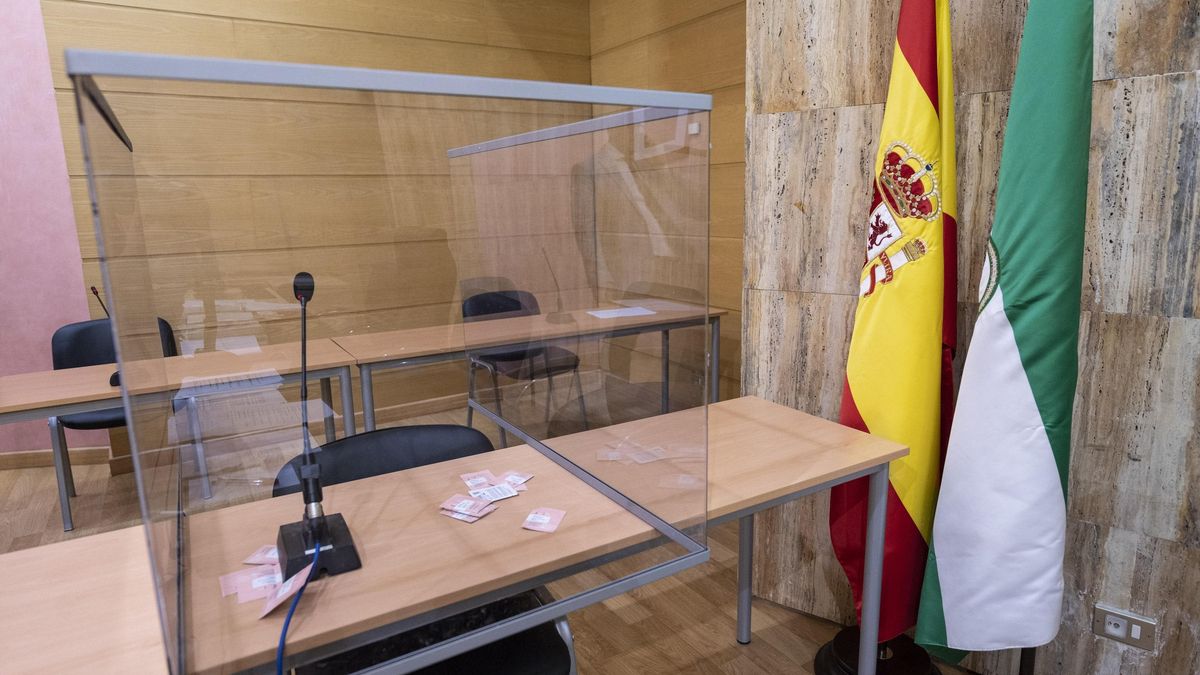 Archivo - Sala de vistas de un juzgado andaluz con mampara instalada ante el Covid-19
