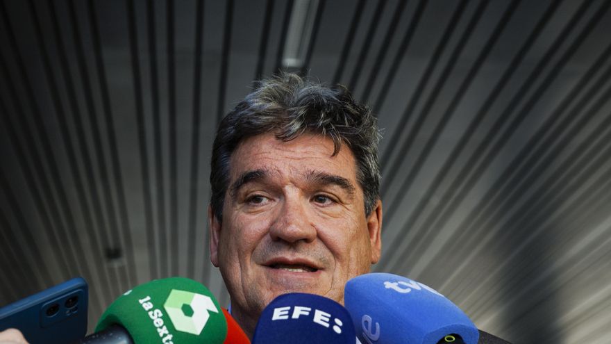 Escrivá promete agilizar más aún la información sobre el traslado de migrantes de Canarias