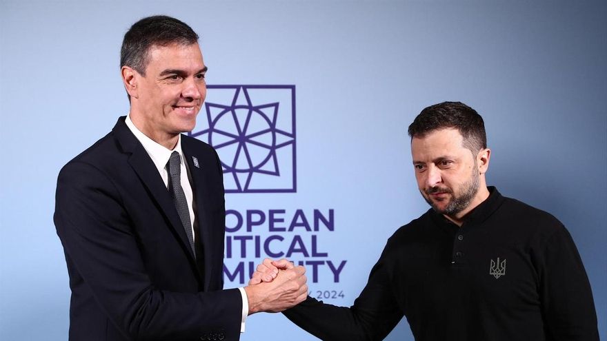 El presidente del Gobierno, Pedro Sánchez, y el presidente Ucrania, Volodímir Zelenski, posan a su llegada al Palacio de Blenheim, a 18 de julio de 2024, en Woodstock, Oxfordshire (Reino Unido)