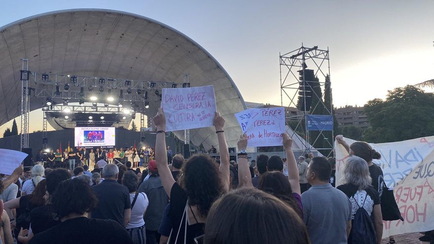 Sonora pitada vecinal contra David Pérez en el inicio de las fiestas de Hortaleza por su "boicot" a las asociaciones