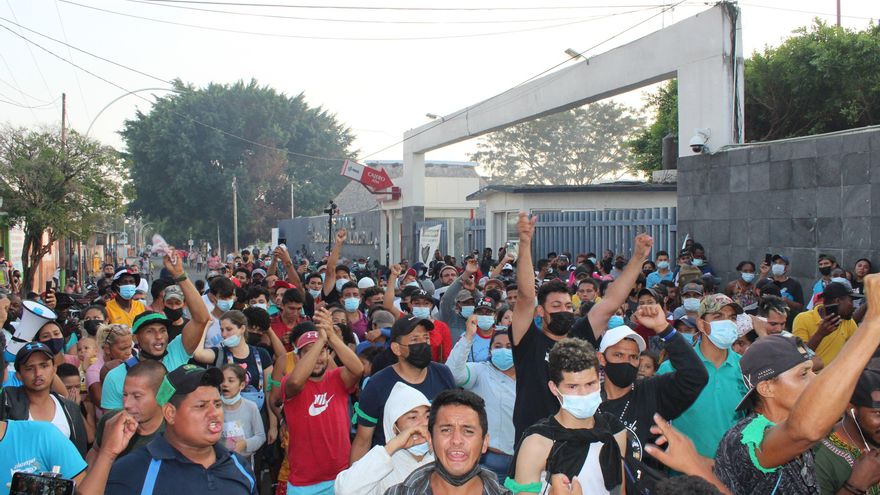 Migrantes inician huelga de hambre para presionar visados en México