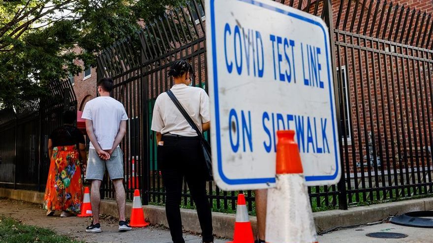 Personas hacen fila para una prueba de coronavirus en Washington, el 7 de agosto de 2020