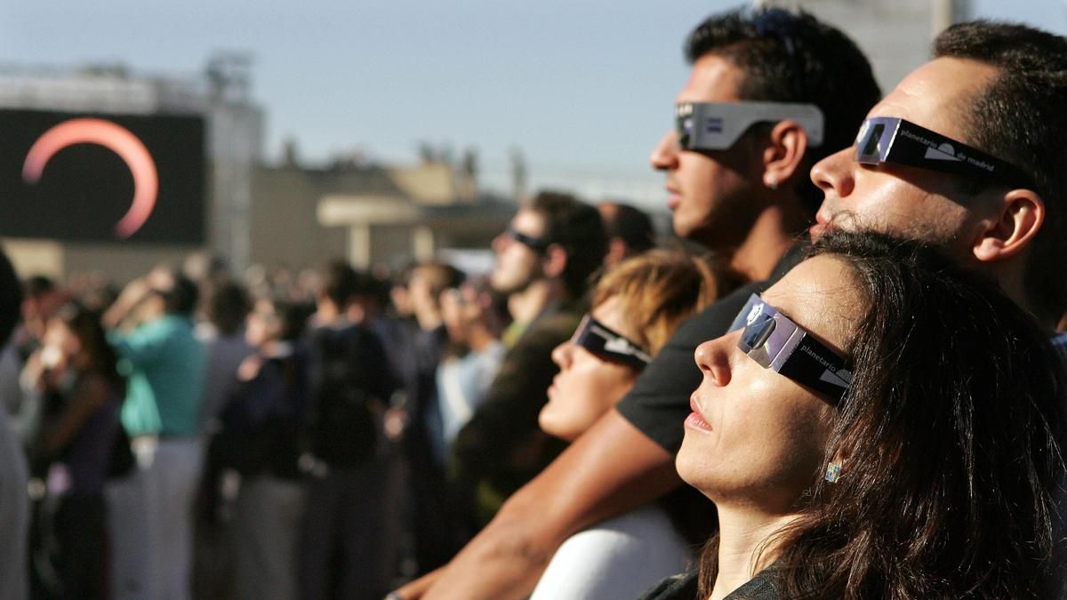 Cómo llegar a los mejores lugares para ver el eclipse del 12 de agosto en Madrid: transporte público, carreteras y consejos