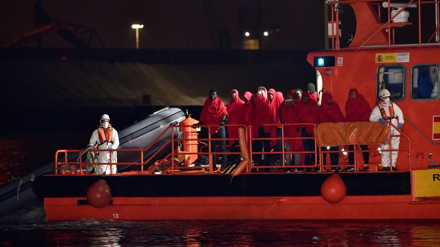 Rescatan a 12 inmigrantes de una patera en Alborán