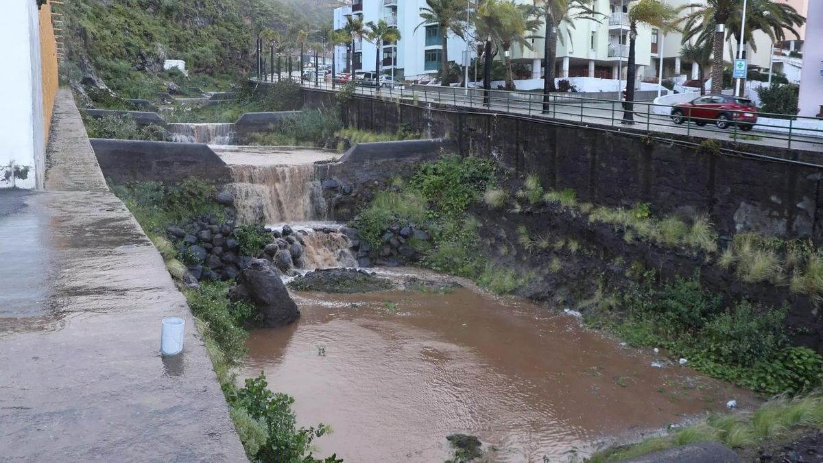 La alerta por lluvias se mantiene en Canarias y el viento  y fenómenos costeros pasan a prealerta