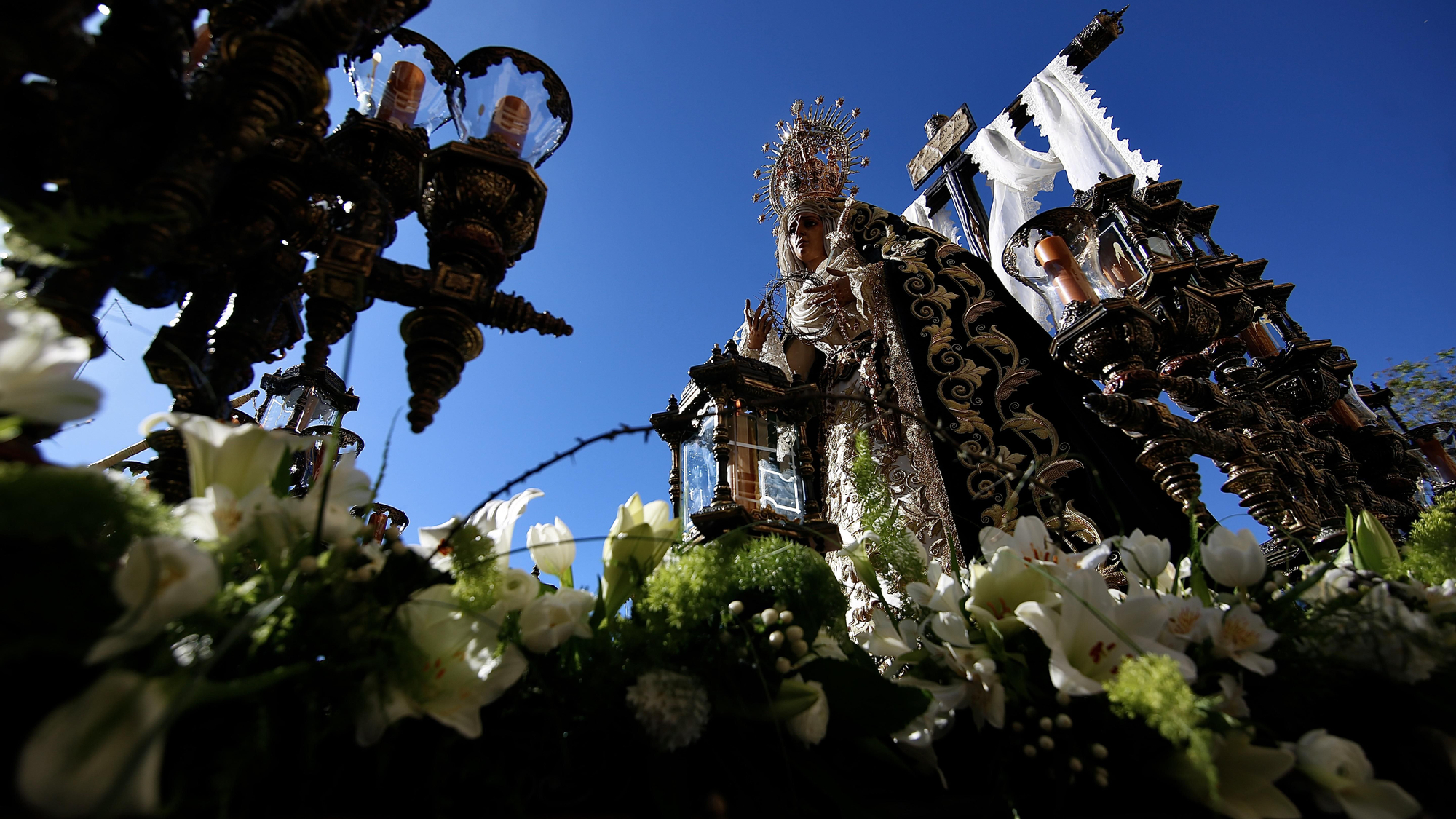 La procesión de la Hermandad de la Soledad, en imágenes