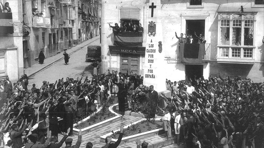 Inauguración del monumento a los caídos en Lorca (Murcia), en 1940.