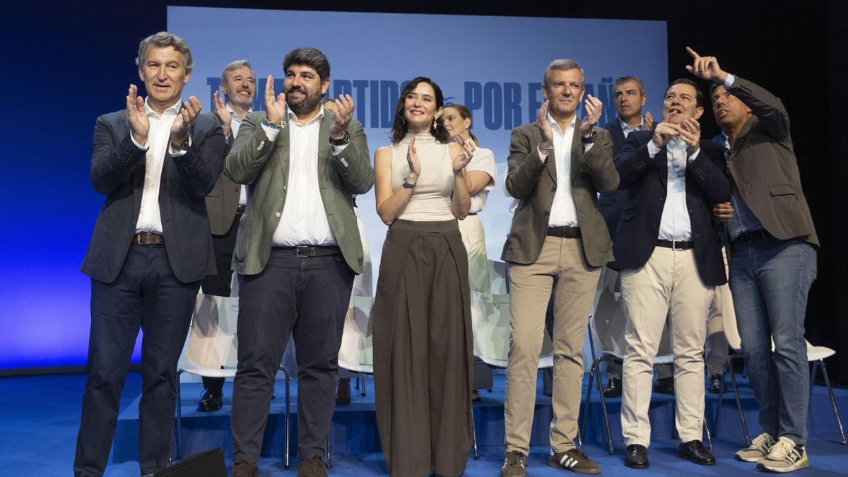 El presidente del PP, Alberto Núñez Feijóo, acompañado por los presidentes autonómicos del PP en Murcia.
